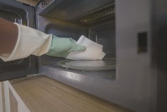 Kako očistiti unutrašnjost mikrotalasne? Stavite ovu mešavinu u nju i sva masnoća otpada momentalno, ovako se očisti za čas