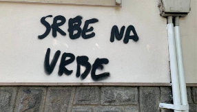 U SRPSKOM SELU ISPISANI GRATIFI "SRBE NA VRBE" Na ulazu u Glušce i ustaški simboli