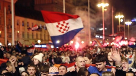 USTAŠKO LUDILO PRED OČIMA EVROPE Zagreb slavio bronzu uz zastavu HOS-a, Tompsona i koljačke pokliče 