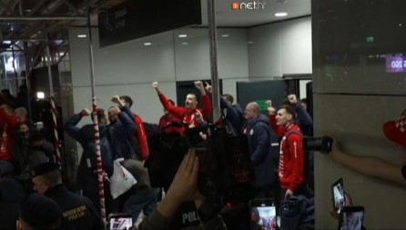 USTAŠTVO POSTALO ZVANIČNA IDEOLOGIJA EVROPSKE HRVATSKE! Ministri na aerodromu u Zagrebu pevali Tompsona na dočeku rukometaša!