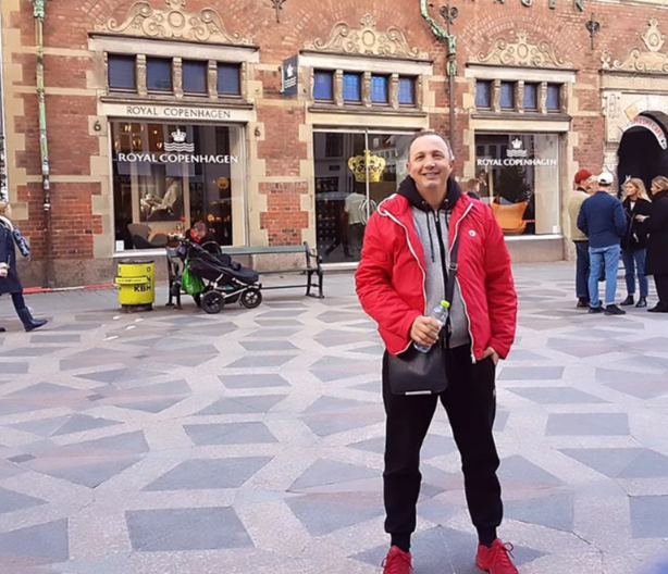 "ŠTA MU SE DESILO, SAMO GLAS MU JE OSTAO ISTI" Naš voditelj neprepoznatljiv, javnost šokirana promenom (FOTO)