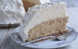 Starinska Bomba torta koja nestaje sa stola: Sočna, puna oraha i topi se u ustima