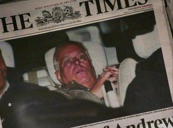 POLICIJA I DANAS ČEŠLJA ENDRUOVU NEKADAŠNJU REZIDENCIJU: Skandal veka trese Britaniju! (FOTO)