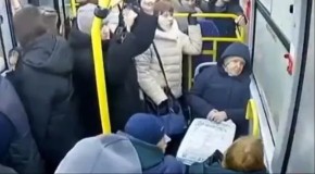 UŽAS U GRADSKOM PREVOZU Saobraćajni znak RAZNEO staklo autobusa i pogodio putnicu – kamere zabeležile JEZIV trenutak!