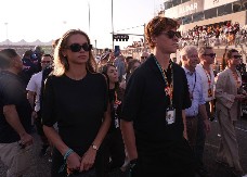 ATRAKTIVNA BOSANKA JE KRIVA ZA SVE Siner zbog nje ne može da se sastavi, nešto će morati što pre da uradi (FOTO)