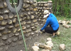 Meša malter, vozi traktor - Žena je kamen po kamen sama sebi izgradila kuću (VIDEO)