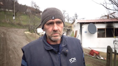 OSTALI SU SAMO ZIDOVI, NE SPAVAMO VIŠE U KUĆI Braći Mitrović kod Bajine Bašte stižu bolji dani, nakon požar kreće obnova njihovog doma