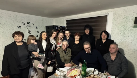 DA BUDU SVOJI NA SVOME! Vučić uručio potvrde za četiri objekta porodici Kumbrijanović