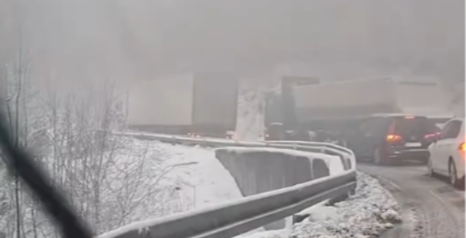 PALO VIŠE OD 25 CENTIMETRA SNEGA: Nestalo struje, Izdato upozorenje vozačima