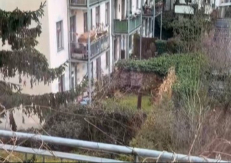 ŠTA JE OVO, MAJKO MILA? Kad prođu pored ove terase, ljudi se krste i levom i desnom! (FOTO)