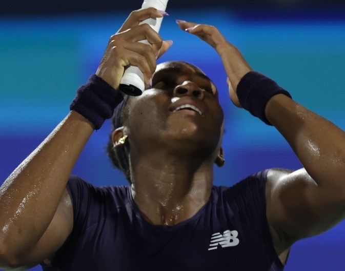 SCENE KOJE OBILAZE SVET Čuvena teniserka se udarala reketom po glavi (VIDEO)