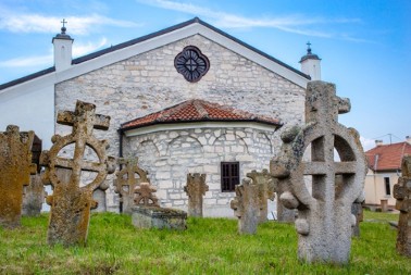 ZBOG ČEGA SE POŠTUJU OVI ČUDNI OBIČAJI KADA NEKO UMRE: Od prekrivanja ogledala, do vraćanja sa SAHRANE drugim putem