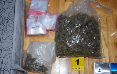  MALO MARIHUANE, MALO HALUCINOGENE GLJIVE  Pored narkotika policija zeplenila i novac