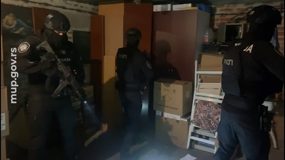  POLICIJSKA AKCIJA  Pretresom kuće našli mu kalašnjikov bombe i municije ta manji rat