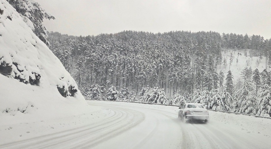 KOLAPS NA PUTEVIMA, VOZILA ZAGLAVLJENA Vlasti poslale upozorenje