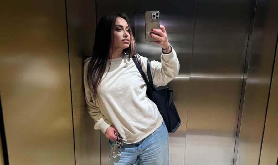 NAŠA PEVAČICA NOSU PERIKE U JAVNOSTI Za prirodnu kosu izdvaja pravo bogatstvo, frapiraće vas cena samo jedne!