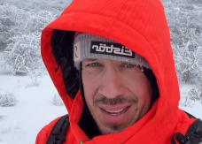 NIKOLA ROKVIĆ ODLUČIO DA OSVOJI PLANINU Pevač se penje u ekstremnim uslovima, njegova žena kuka na sav glas! (FOTO)