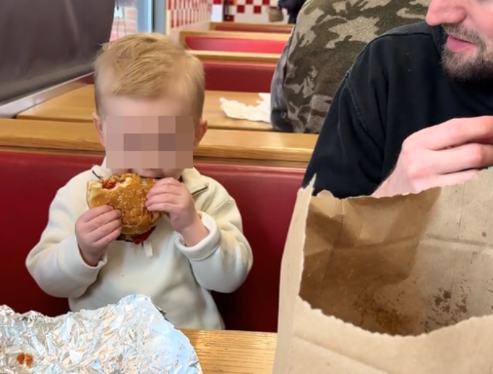 LJUBAV NA PRVI ZALOGAJ Morate da vidite reakciju dečaka kada je prvi put probao burger, da pukneš od smeha!