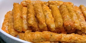 U Turskoj sarmu prave potpuno drugačije: Rolnice se ređaju kao pita, a začin koji dodaju menja sve (VIDEO)