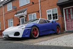 Kupili su ferarija, platili ga 28.000 evra - kad su otvorili haubu, tuga