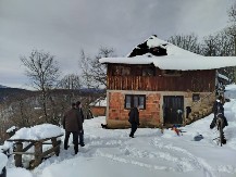 OGROMAN POŽAR NA PORODIČNOJ KUĆI: Vatrena stihija odnela skoro sve što su braća Trifunović godinama stvarala, grad Užice će da pomogne (FOTO)