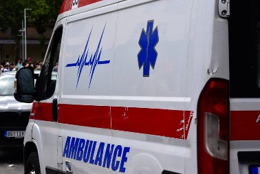 POGREBNIM AUTOM UDARIO VOJNO VOZILO Težak udes kod Zaječara, vozač kritično