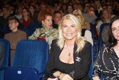 DEA ĐURĐEVIĆ NA RUCI NOSI JEDAN SKROMAN AUTO Izabranik se debelo otvorio za prsten i burmu! 