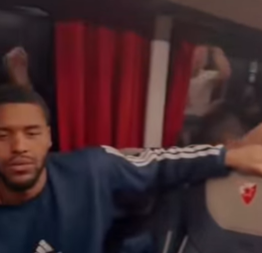 OVO JE POTPUNI HIT Dok su košarkaši Zvezde slavili uz "narodnjake", pogledajte šta je radio Batler (VIDEO)