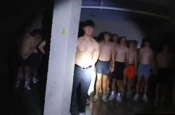 POLICIJA UPALA U PODRUM FAKULTETA U SAD 56 mladića sa povezima preko očiju i goli do pojasa, širio se gadan smrad!