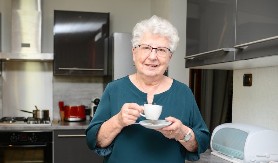 Baka iz Srbije na krštenju jednom unuku dala 100, a drugom 300 evra: Kada je objasnila zašto, ljudi počeli da kipe od besa 