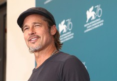 BRED PIT STIGAO NA PRELEPO GRČKO OSTRVO Snima uzbudljivi triler, a društvo mu pravi ova lepotica