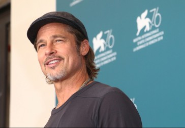 BRED PIT STIGAO NA PRELEPO GRČKO OSTRVO Snima uzbudljivi triler, a društvo mu pravi ova lepotica