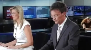 POGLEDAJTE U ČEMU JE POZNATI VODITELJ VODIO DNEVNIK Gore sako i košulja, a dole... (FOTO)