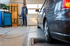 Prevara na tehničkom pregledu - mehaničar lepio nevažeće nalepnice na vozila