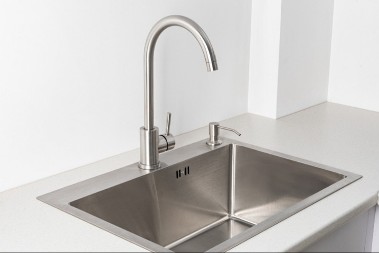 ISPROBAJTE TRIK SA BRAŠNOM Očistiće svaku fleku na hromiranom čeliku u kuhinji