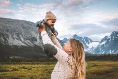 MAMA OPUŠTENO VODI DEVETOMESEČNU BEBU NA PLANINARENJE Uživaju u divljoj prirodi - evo kako sve organizuje