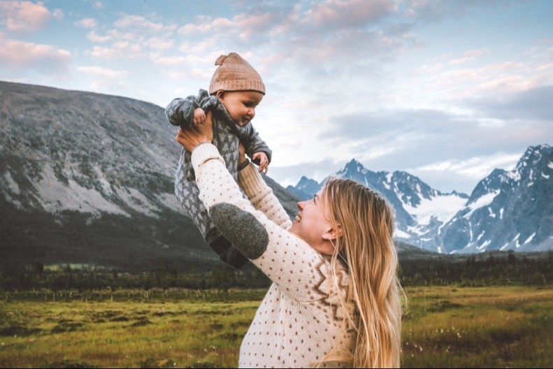 MAMA OPUŠTENO VODI DEVETOMESEČNU BEBU NA PLANINARENJE Uživaju u divljoj prirodi - evo kako sve organizuje