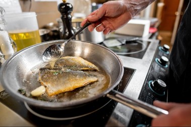 NEMA VIŠE LEPLJENJA ZA TIGANJ Tri cake za savršeno prženu ribu
