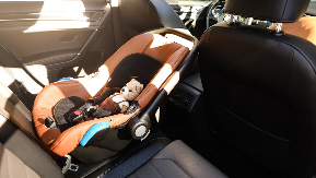 Zašto stručnjaci preporučuju vožnju unazad što duže? Istina o auto sedištima koju roditelji često ignorišu