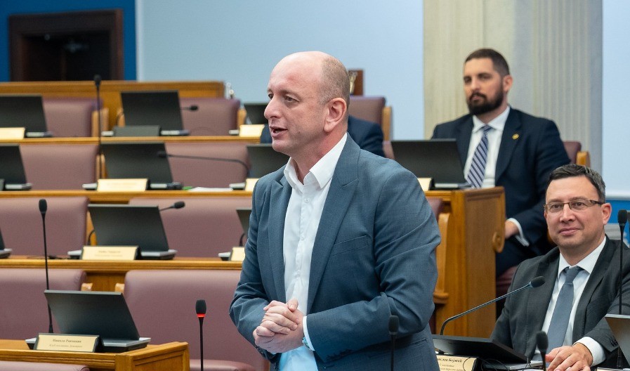 KNEŽEVIĆ U SKUPŠTINI: Suzana Mugoša prima platu od skoro 4.000 evra a sada joj je povećavaju za 30%, ima primanja kao Tejlor Svift!