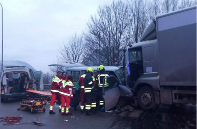  AUTOMOBIL SLETEO S PUTA Povređene spasavali vatrogasci