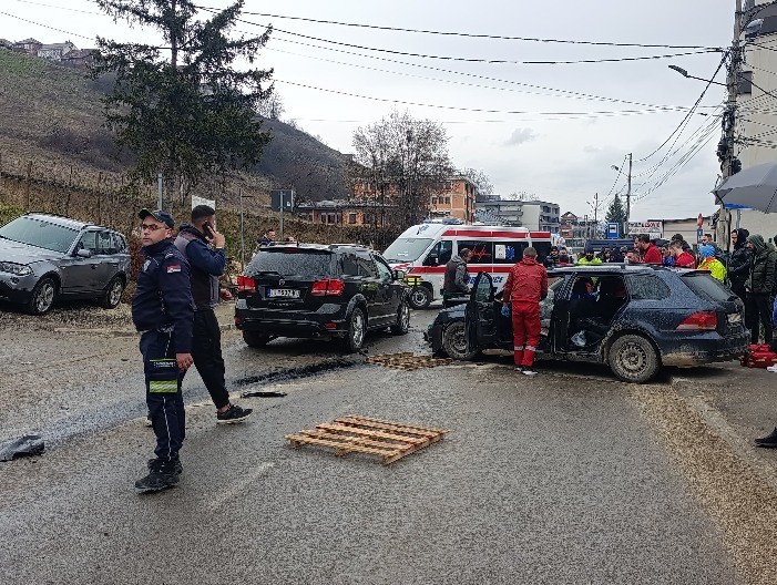 JEZIVA NESREĆA U PAZARU Mladić preticao kolonu, pa se zakucao u bračni par (FOTO)