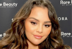 SELENA GOMEZ PONOVO NA METI HEJTERA Pevačicine fotografije sa plaže uzburkale javnost! (FOTO)