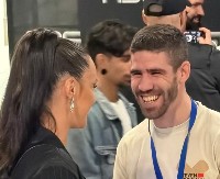 ONA ĆE VEČERAS OTVORITI PRVO POLUFINALNO VEČE PZE Pevačica pristigla u pratnji MMA borca!