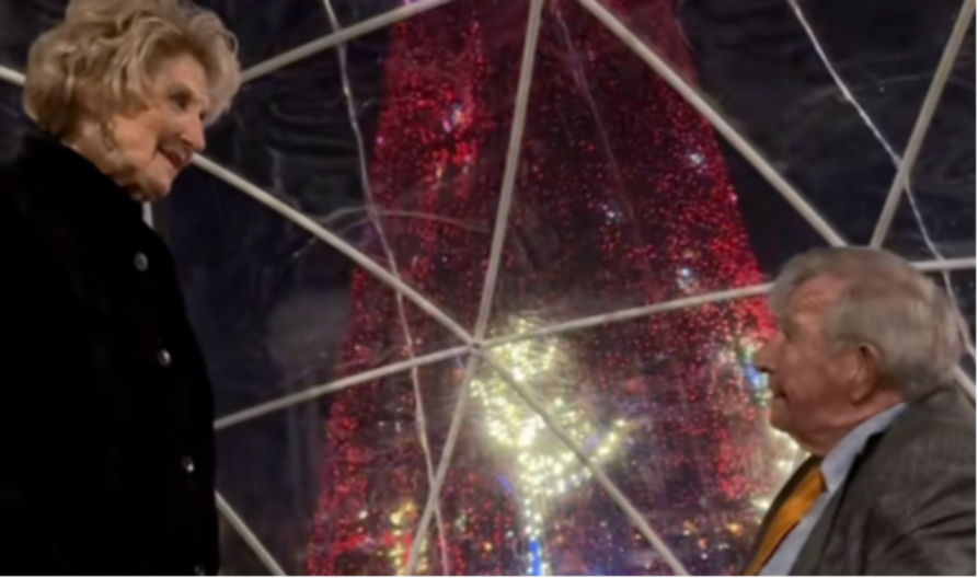 DIRLJIVA PROSIDBA OSVOJILA SRCA LJUDI NA MREŽAMA Par se verio nakon što su više od 40 godina bili komšije (VIDEO)