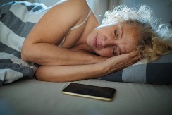 SPAVATE SA MOBILNIM PORED GLAVE? Bolje nemojte - evo koje posledice to ima na organizam