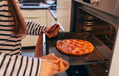 Svi pogrešno pečemo smrznutu picu: Kuvar otkrio tajnu zbog koje će biti ukusna kao sveža!