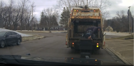 BEŽAO POLICIJI, PA SE SAKRIO U KANTI: Policijska kamera sve snimila (VIDEO)