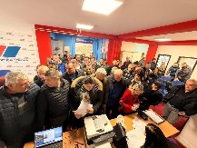 NEZAPAMĆENA GUŽVA U LUČANIMA Skupljaju se potpisi za listu Srpske napredne stranke