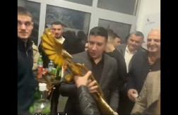 ZAVJET U GUSLAMA: Dajković dobio simbol srpske tradicije u Nikšiću (VIDEO)
